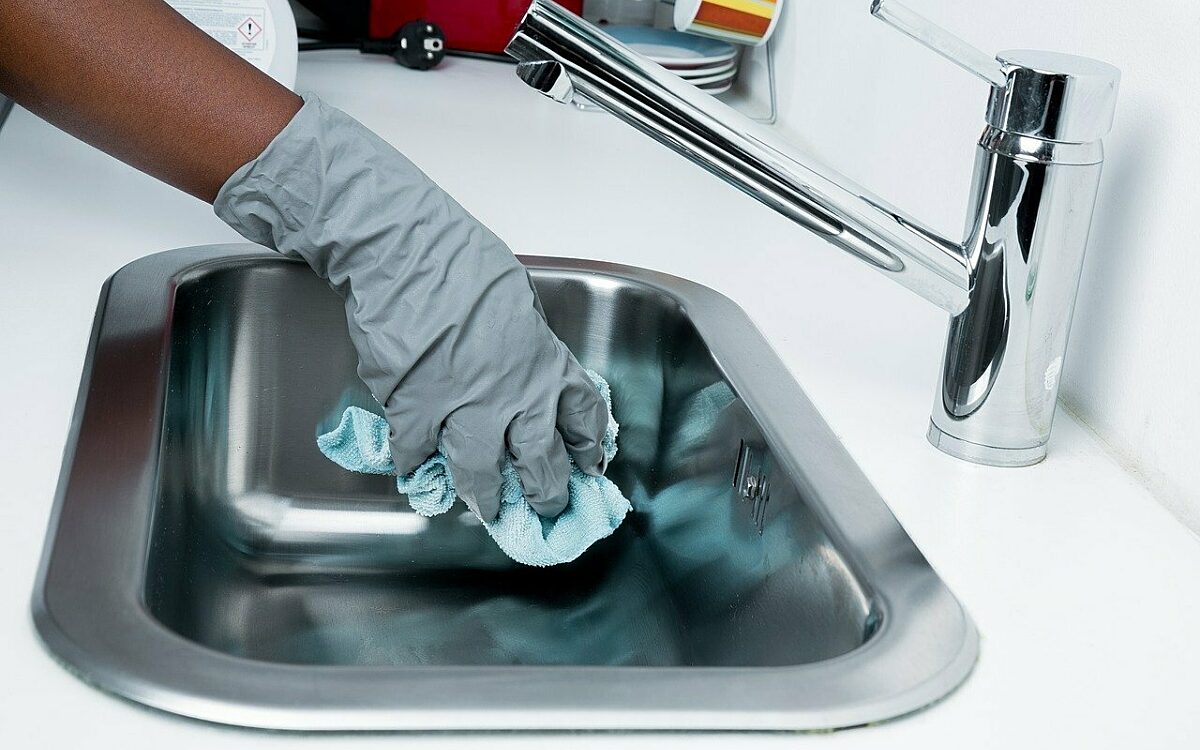 Eine Reinigungskraft bei ihrer Arbeit Eine Reinigungskraft bei ihrer Arbeit